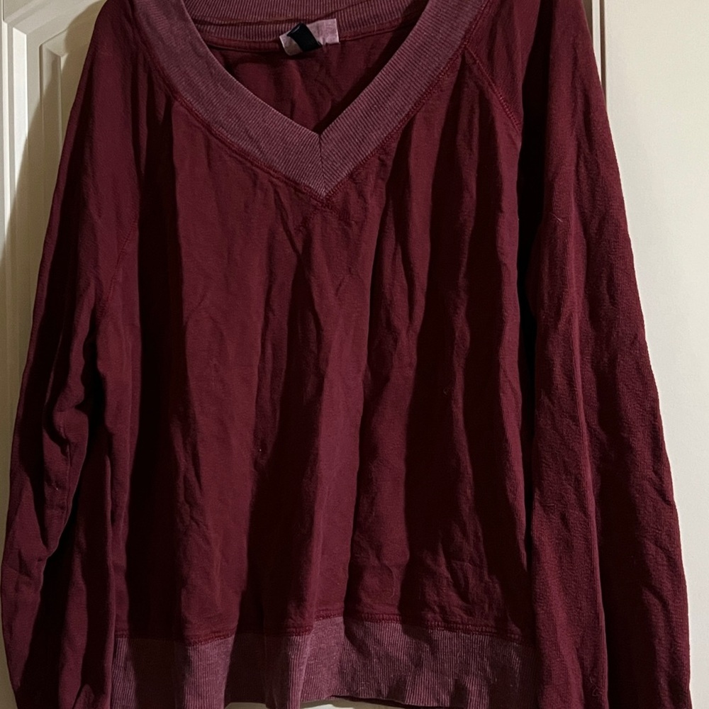 Universal Thread Women's V-Neck Pullover Sweatshirt - Burgundy